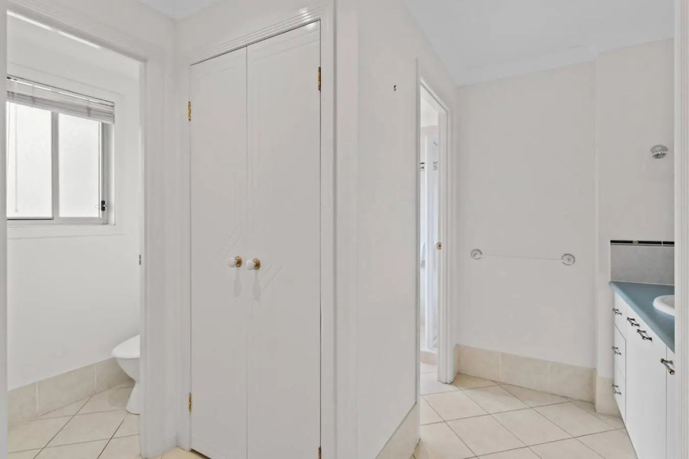 Holiday home Front Lake View 4Bed Home With Pool And Mins To Mall Doolandella