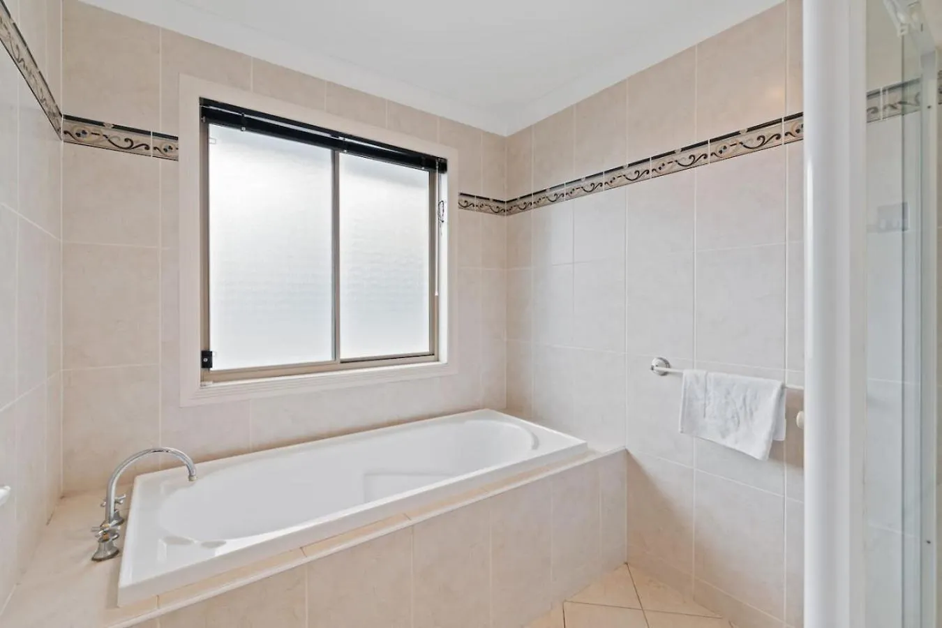 Front Lake View 4Bed Home With Pool And Mins To Mall Doolandella