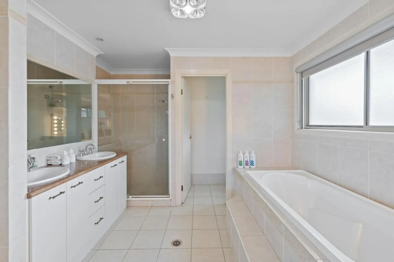 Holiday home Front Lake View 4Bed Home With Pool And Mins To Mall Doolandella Australia