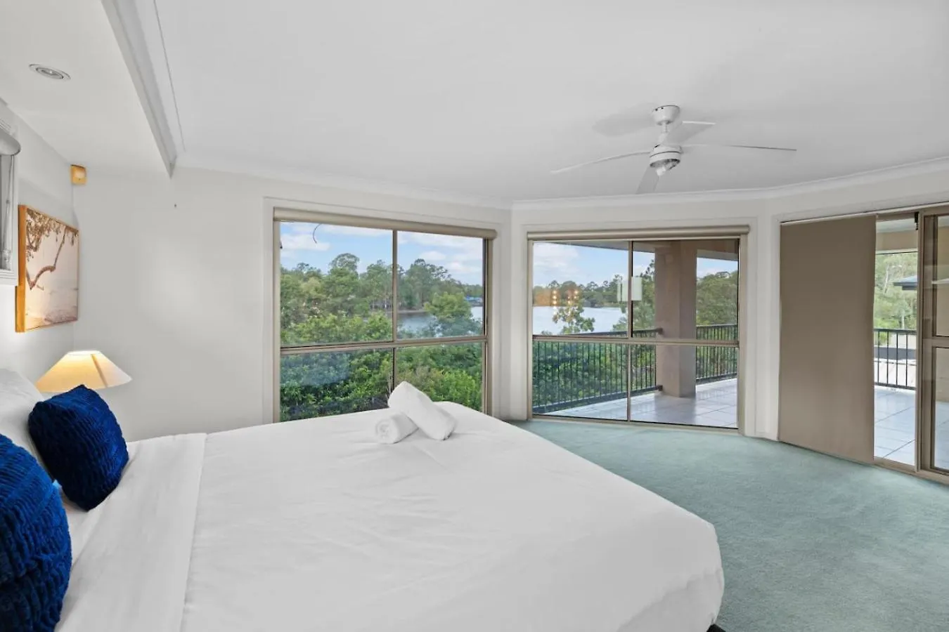 Front Lake View 4Bed Home With Pool And Mins To Mall Doolandella Holiday home