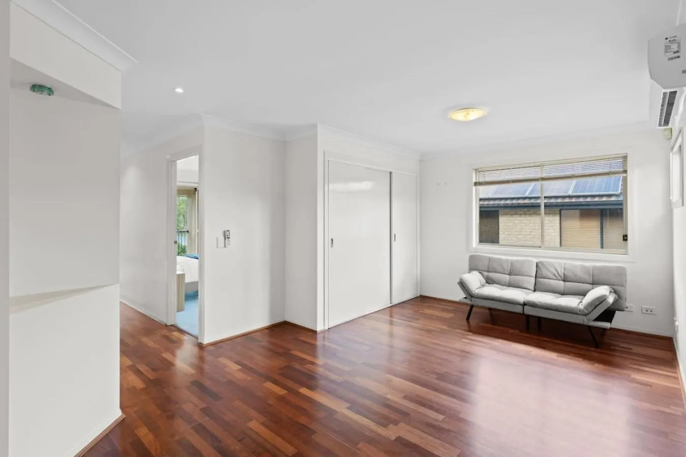 Holiday home Front Lake View 4Bed Home With Pool And Mins To Mall Doolandella Australia
