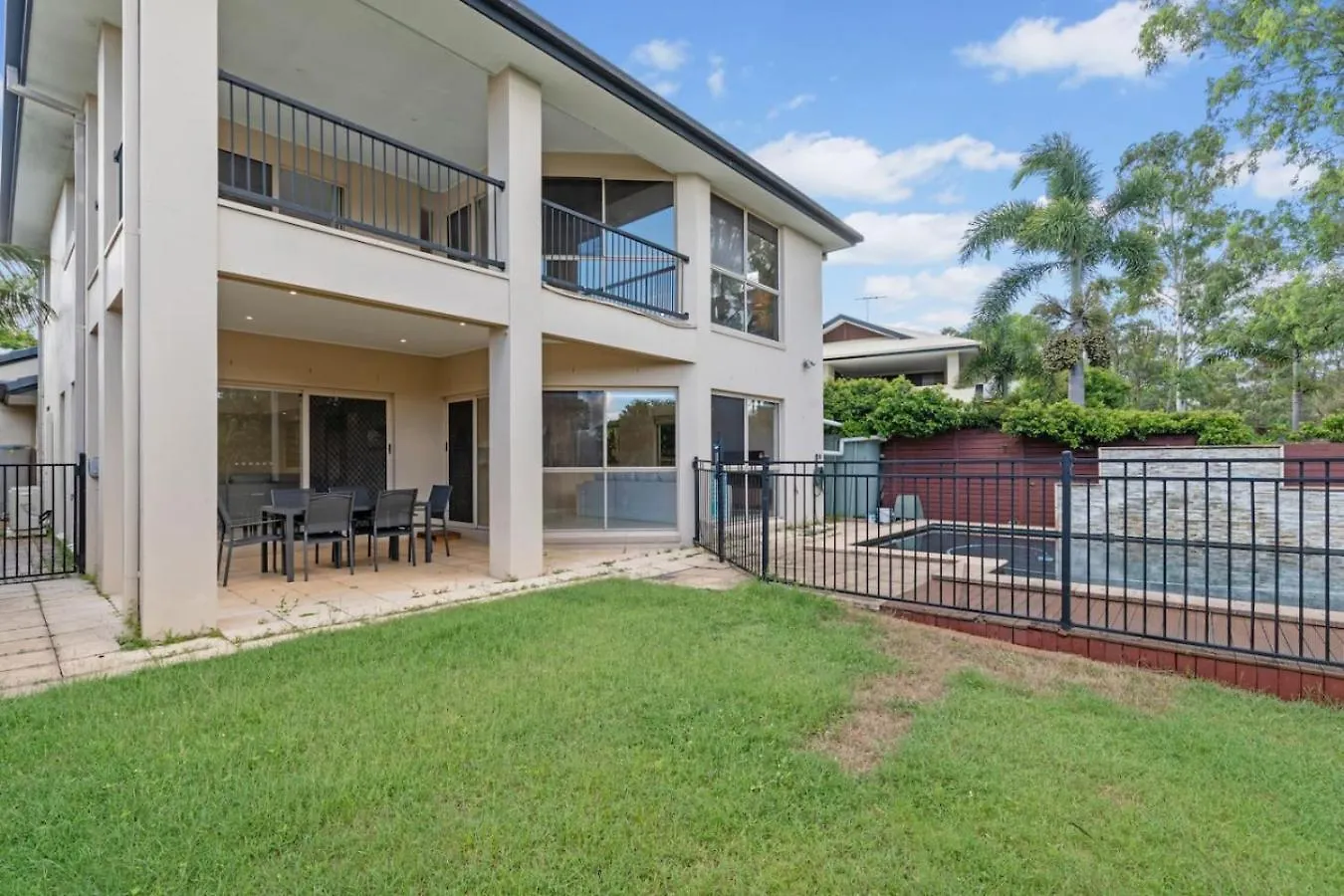 Front Lake View 4Bed Home With Pool And Mins To Mall Doolandella 0*,  Australia