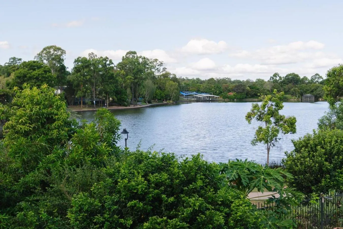 Holiday home Front Lake View 4Bed Home With Pool And Mins To Mall Doolandella