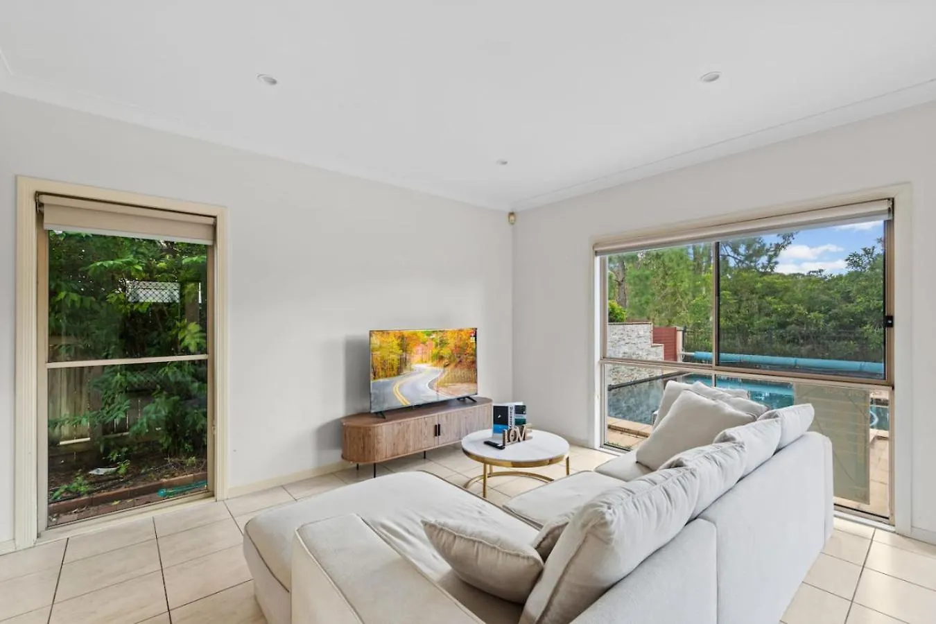 Front Lake View 4Bed Home With Pool And Mins To Mall Doolandella 0*,  Australia
