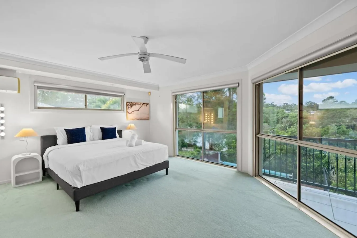 Front Lake View 4Bed Home With Pool And Mins To Mall Doolandella