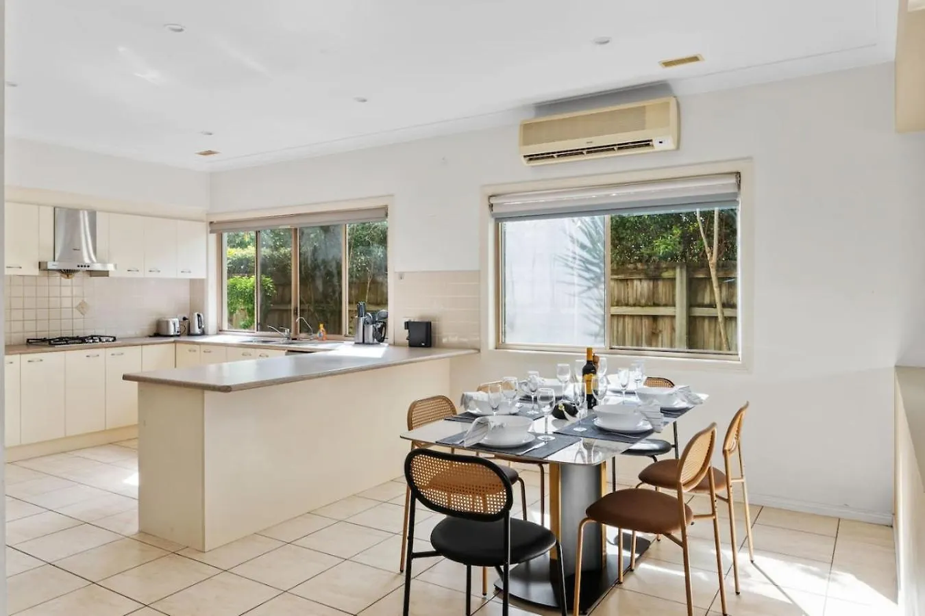 Front Lake View 4Bed Home With Pool And Mins To Mall Doolandella